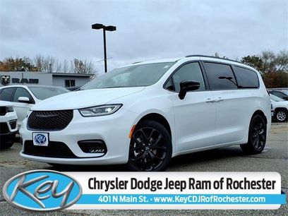 New 2026 Chrysler Pacifica Select