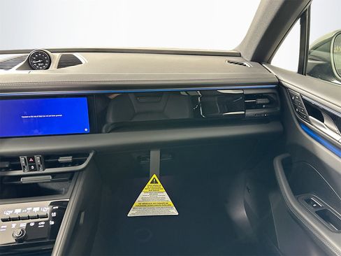 Certified 2025 Porsche Macan Electric image 30