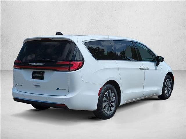 Used 2024 Chrysler Pacifica Limited FWD image 5