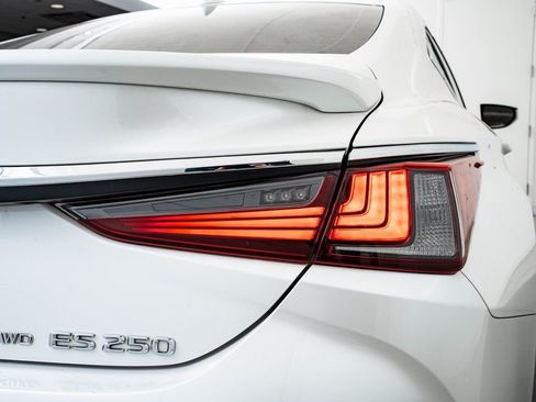 Used 2022 Lexus ES 250 w/ Premium Package image 9