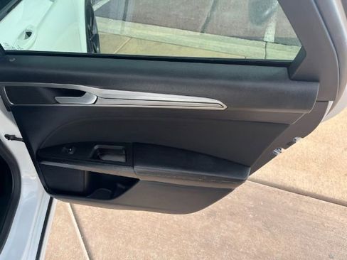 Used 2020 Ford Fusion SE image 16