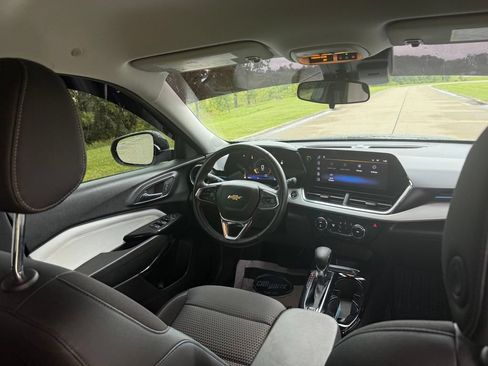 Used 2025 Chevrolet Trax LT w/ Driver Confidence Package FWD image 18
