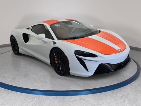 Used 2023 McLaren Artura RWD image 3