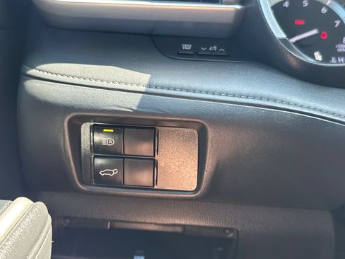 Used 2020 Toyota Highlander XLE AWD/4WD image 35