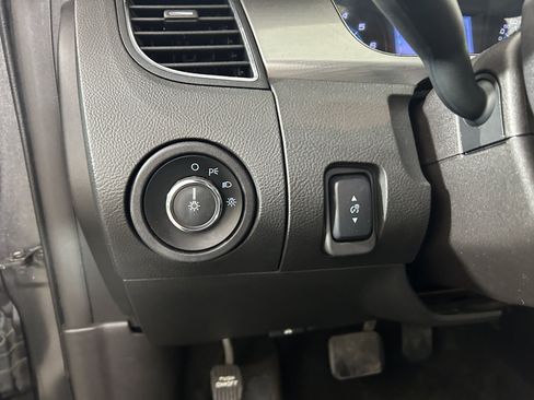 Used 2015 Ford Taurus SEL AWD/4WD image 16