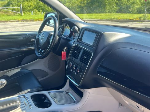Used 2018 Dodge Grand Caravan SXT w/ Rear Park Assist Package FWD image 24