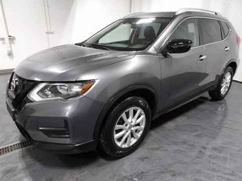 Used 2017 Nissan Rogue SV image 4