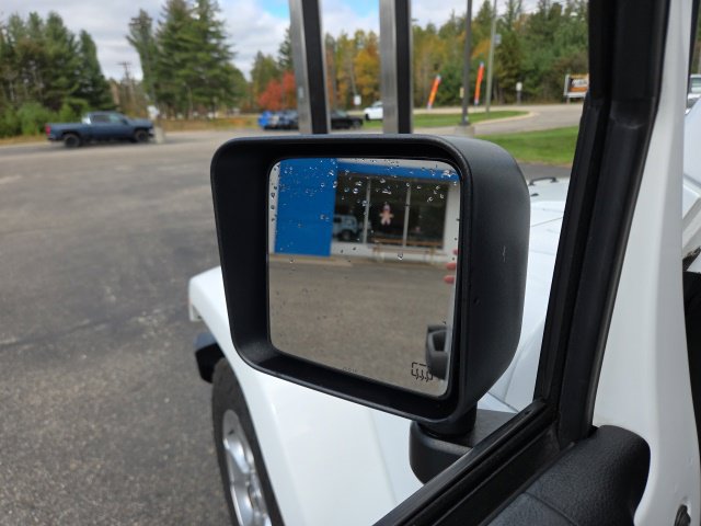 Used 2015 Jeep Wrangler Unlimited Sahara w/ Connectivity Group AWD/4WD image 39