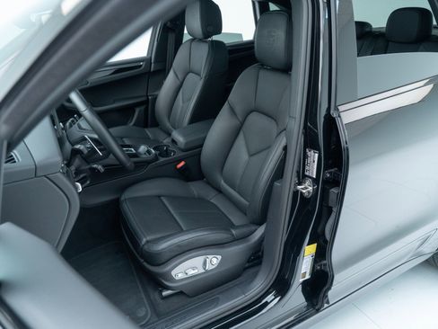Certified 2026 Porsche Macan AWD/4WD image 5