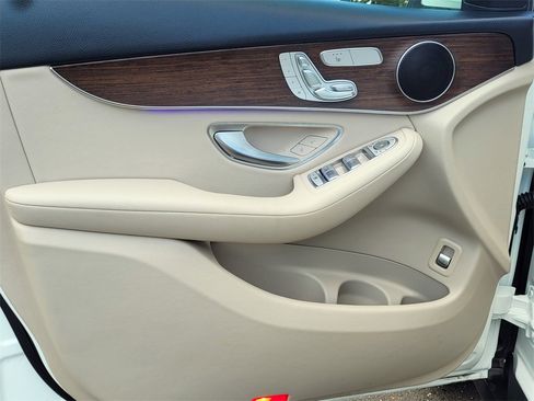 Used 2022 Mercedes-Benz GLC 300 w/ Multimedia Package Lite image 11