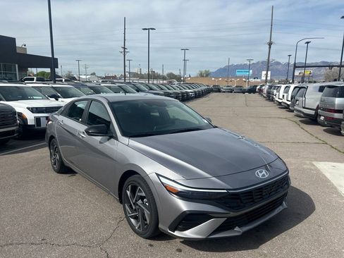 Used 2025 Hyundai Elantra SEL image 3