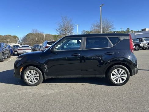 Used 2022 Kia Soul LX image 2