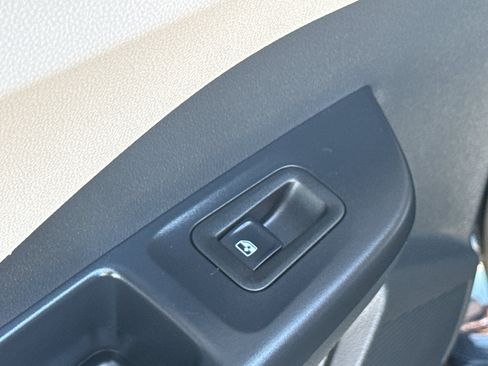 Used 2025 Volkswagen Taos SE AWD/4WD image 29