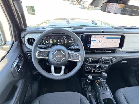 Used 2025 Jeep Wrangler Unlimited Sahara image 13