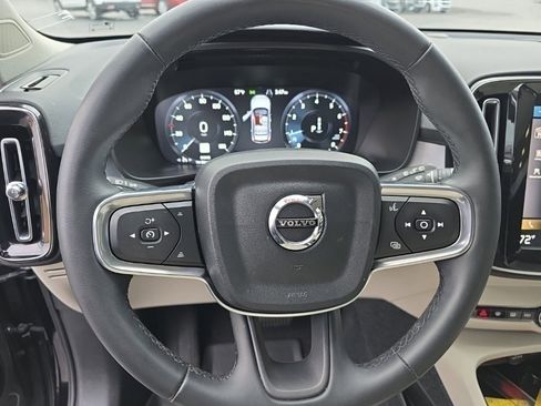 Used 2022 Volvo XC40 T5 Momentum image 18