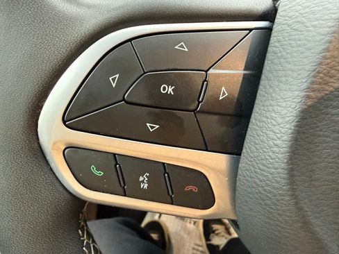 Used 2023 Chrysler Pacifica Limited image 21