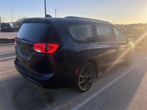 Used 2018 Chrysler Pacifica Touring-L w/ Premium Audio Group image 4