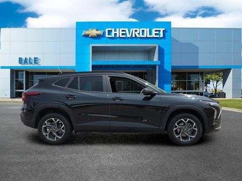 Used 2024 Chevrolet Trax LT FWD image 2