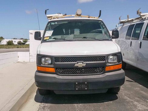 Used 2015 Chevrolet Express 2500 RWD image 2