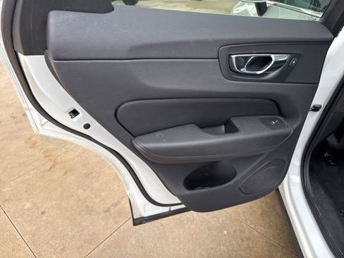 Used 2022 Volvo XC60 B5 Momentum image 25