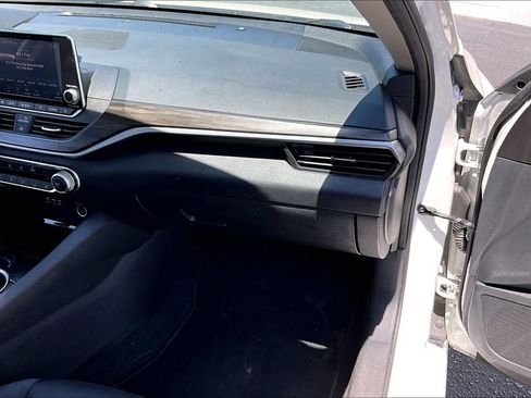 Used 2024 Nissan Altima 2.5 SV FWD image 24