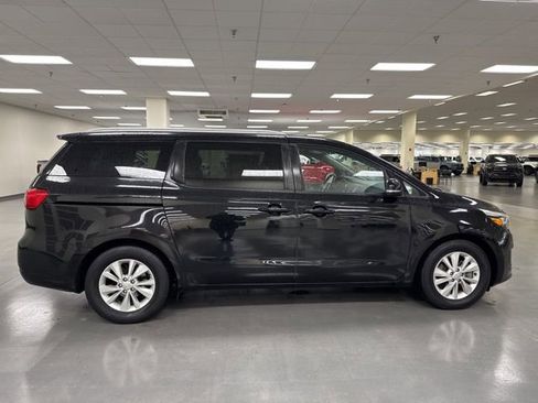 Used 2018 Kia Sedona LX w/ LX Essentials Premium Package image 9