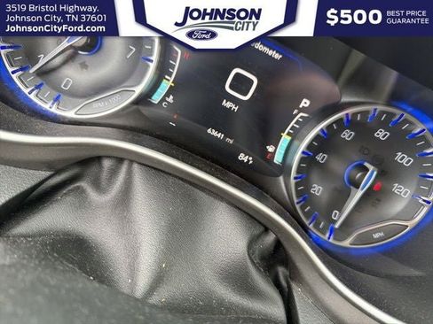 Used 2023 Chrysler Pacifica Touring-L FWD image 10