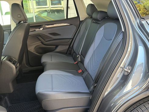 Used 2025 Volkswagen Tiguan SE w/ Panoramic Sunroof Package image 16