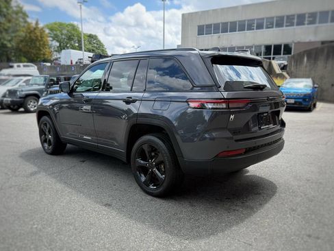 Used 2023 Jeep Grand Cherokee Altitude AWD/4WD image 12