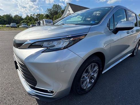 Used 2023 Toyota Sienna XLE AWD/4WD image 13