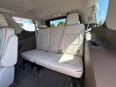 Used 2021 GMC Yukon Denali w/ Denali Premium Package image 12