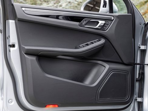 Certified 2026 Porsche Macan AWD/4WD image 24