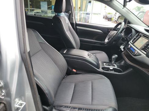 Used 2017 Toyota Highlander Plus FWD image 20