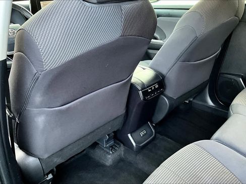 Used 2024 Toyota Highlander LE AWD/4WD image 12