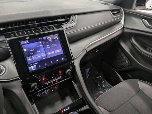 Used 2024 Jeep Grand Cherokee Altitude image 12