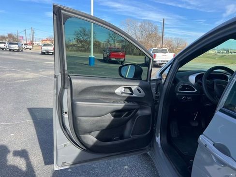 Used 2023 Chrysler Pacifica Touring-L w/ S Appearance Package image 11