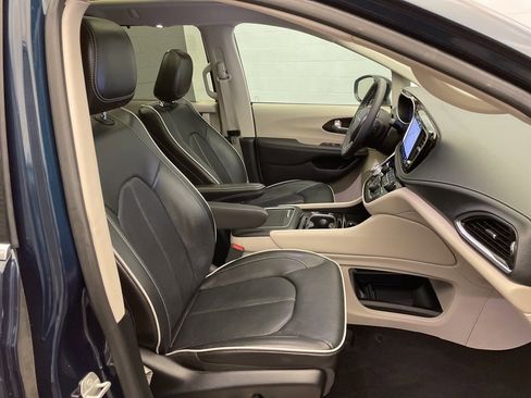 Certified 2024 Chrysler Pacifica Limited image 23