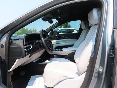 Used 2025 Cadillac Lyriq Luxury AWD/4WD image 12