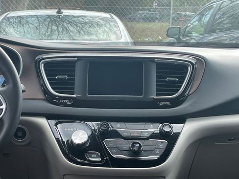 Used 2023 Chrysler Voyager LX image 20