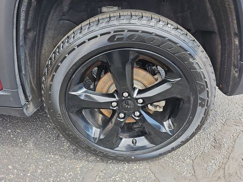 Certified 2023 Jeep Grand Cherokee Limited w/ Black Appearance Package AWD/4WD image 33