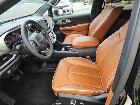 Used 2024 Chrysler Pacifica Pinnacle FWD image 4