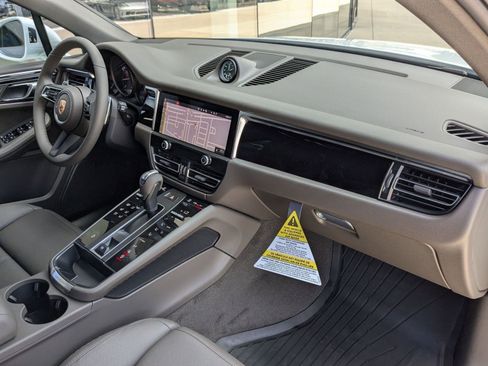 Certified 2025 Porsche Macan AWD/4WD image 26