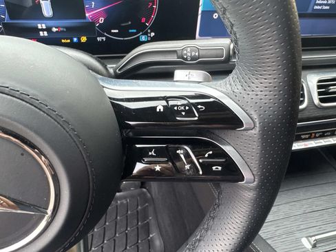 Used 2025 Mercedes-Benz GLS 580 4MATIC image 23
