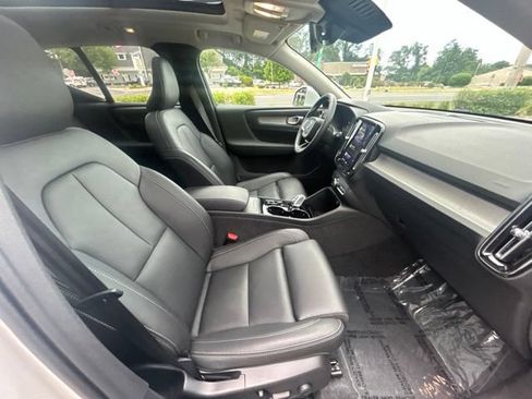 Certified 2025 Volvo XC40 B5 Plus AWD/4WD image 15