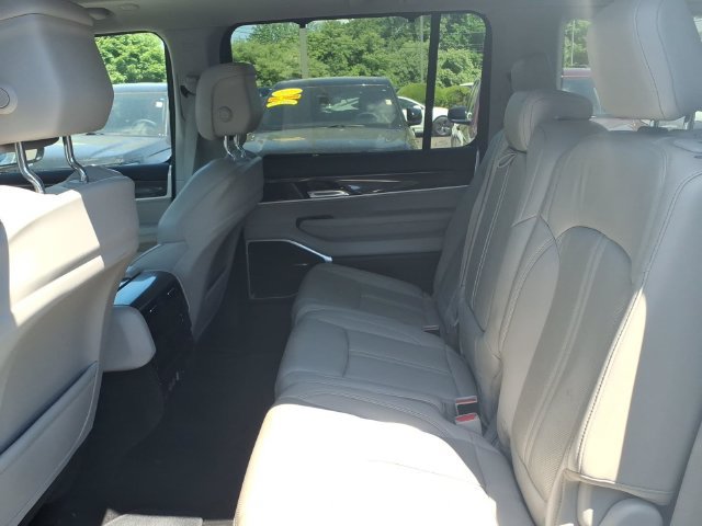 Used 2023 Jeep Wagoneer 4WD w/ Premium Group I image 17