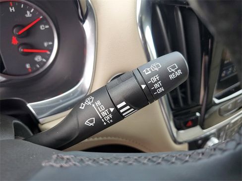 Used 2023 Chevrolet Traverse Premier image 24