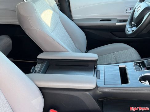 Certified 2025 Toyota Sienna LE FWD image 14