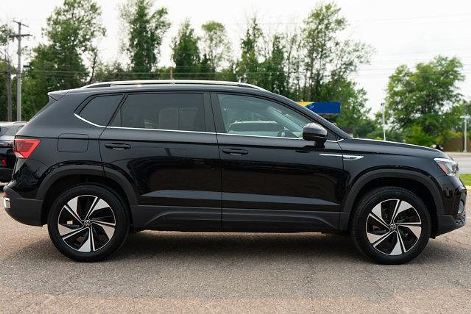 Certified 2024 Volkswagen Taos SE w/ Panoramic Sunroof Package AWD/4WD image 7