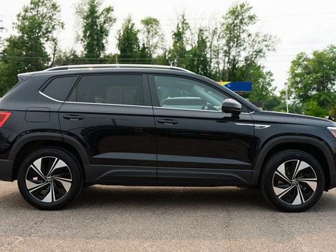 Certified 2024 Volkswagen Taos SE w/ Panoramic Sunroof Package AWD/4WD image 7