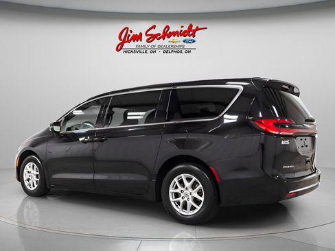 Used 2025 Chrysler Pacifica Select image 4